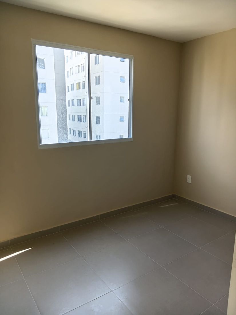 Quarto com janela ampla