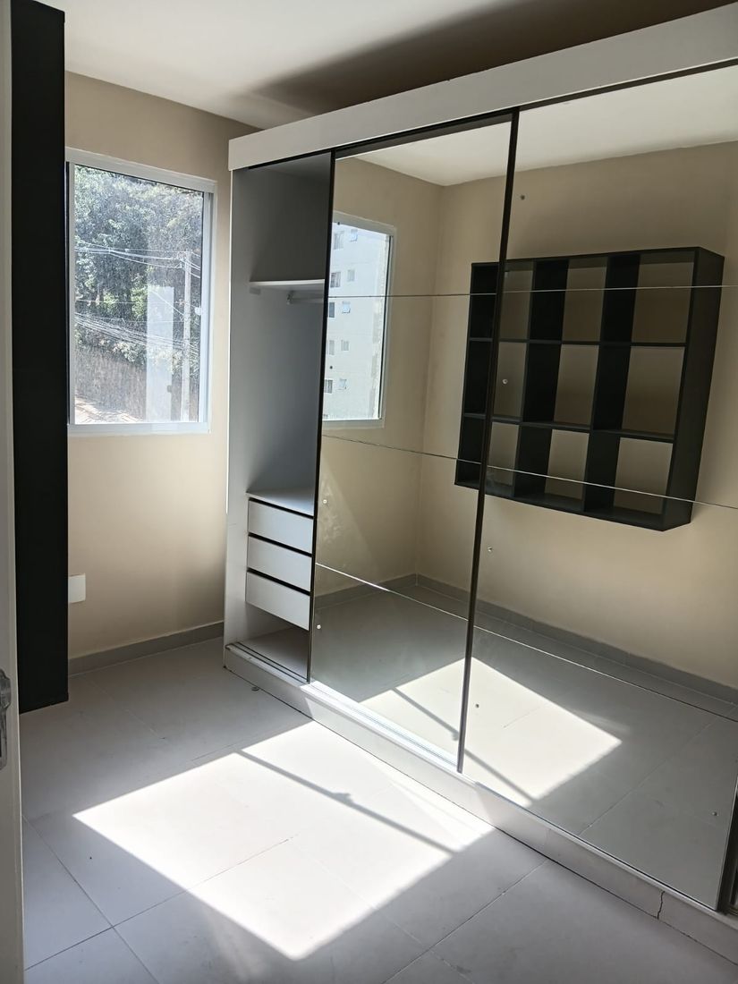 Quarto com armário embutido de portas espelhadas