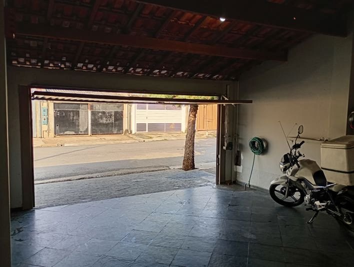 Área coberta da garagem, com telhado aparente