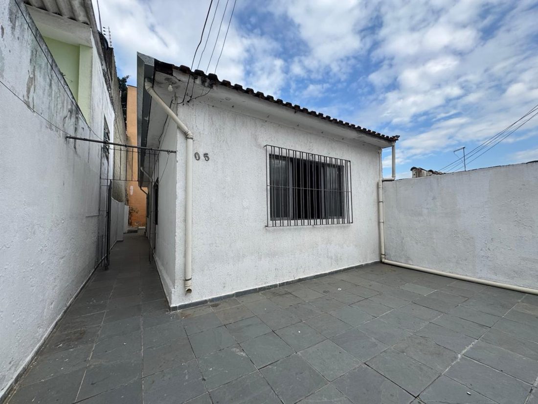 Fachada da casa, com janelas gradeadas