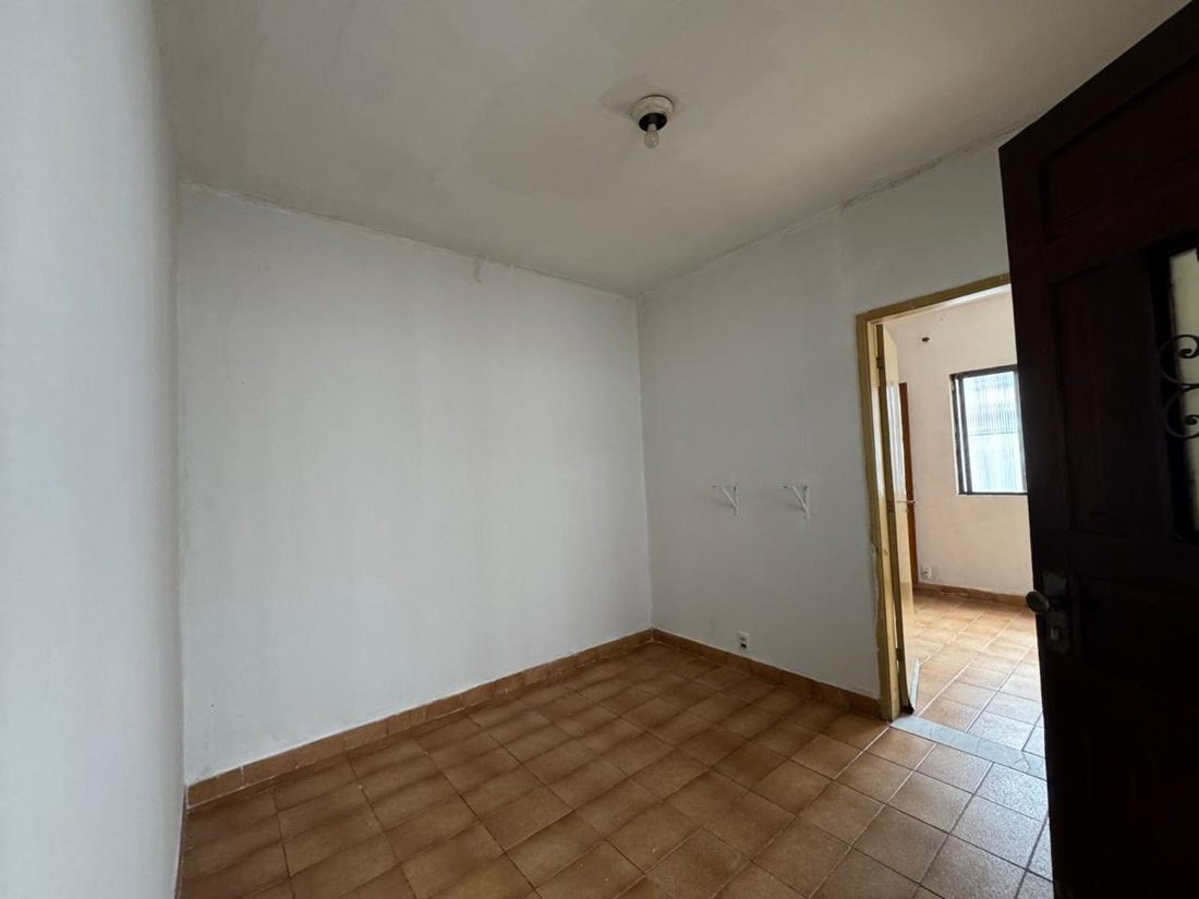 Sala com piso de cerâmica e porta para os demais cômodos