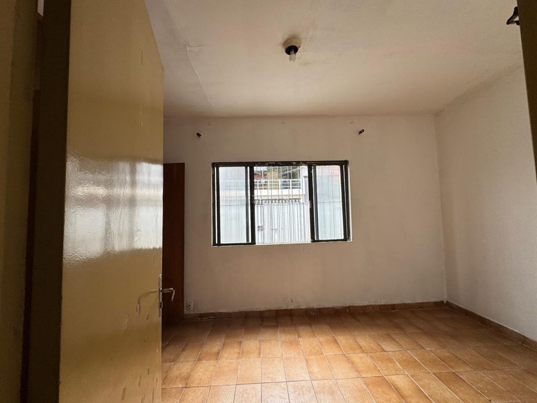 Dormitório com janela e piso claro