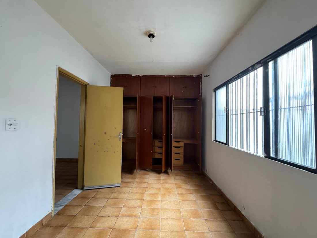 Cômodo com armário embutido