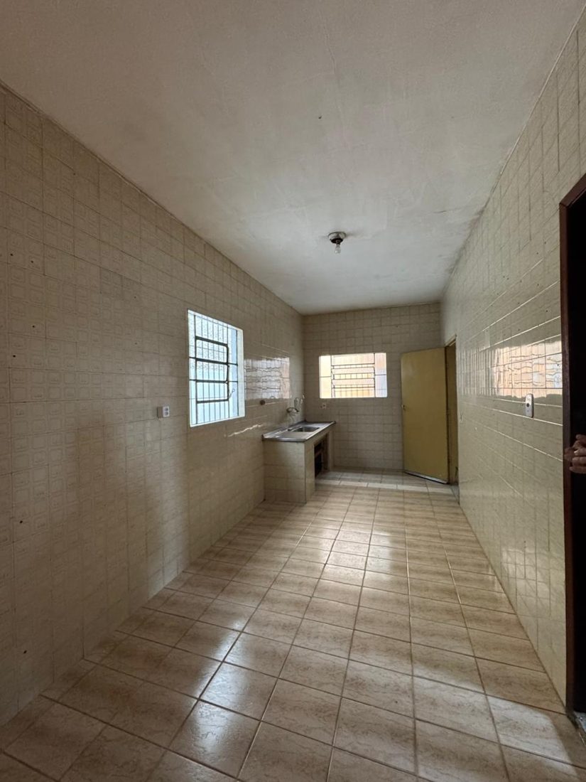 Cozinha com azulejos e janelas