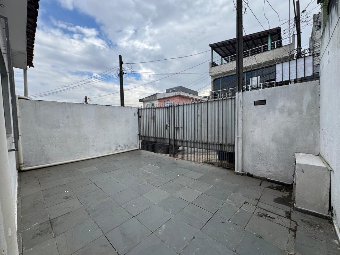 Área externa pavimentada, com portão