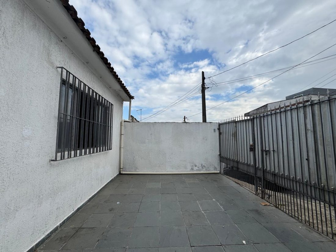 Área externa da casa, vista do quintal