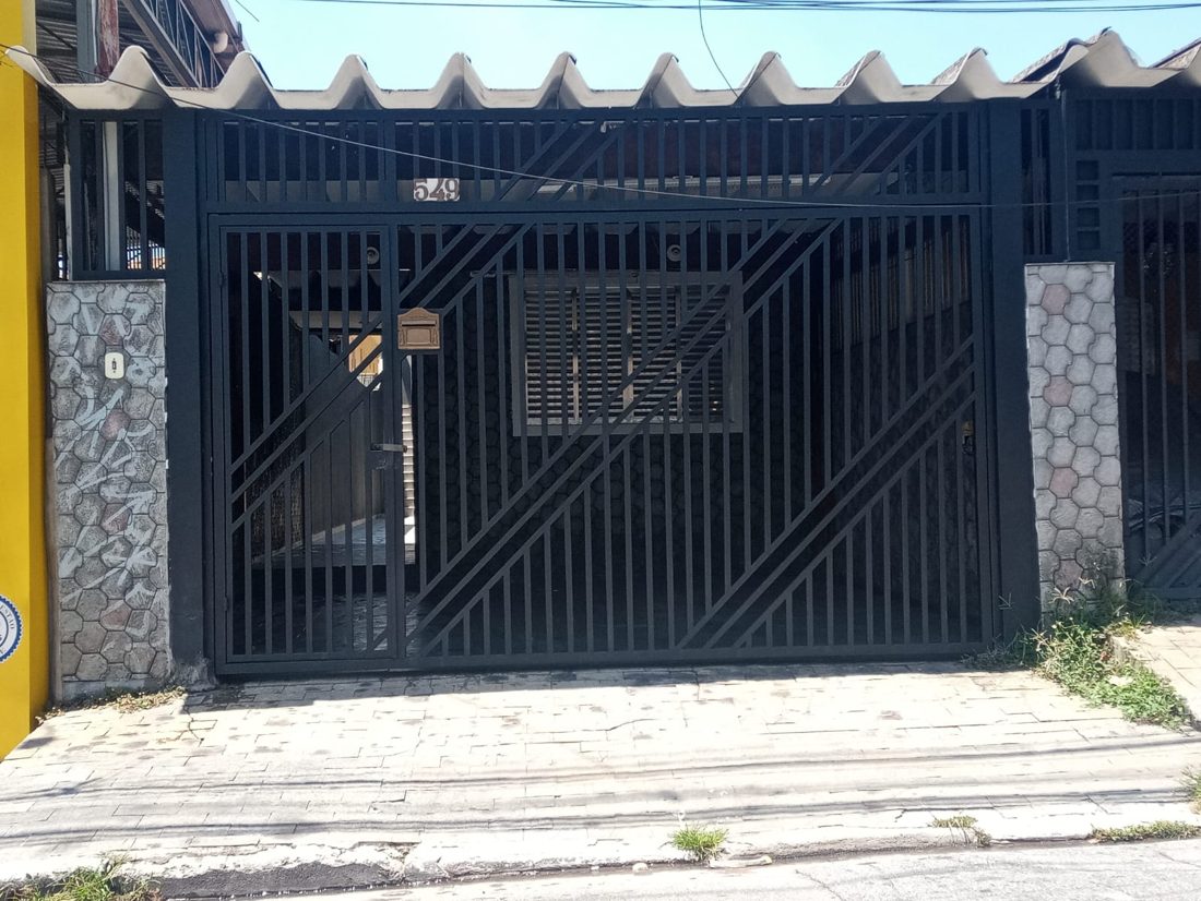 Portão de garagem da casa, na rua