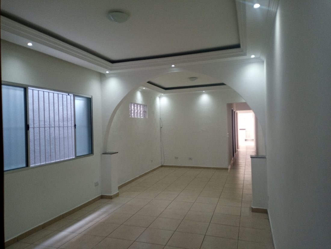 Sala ampla com arco, sanca de gesso e iluminação em LED