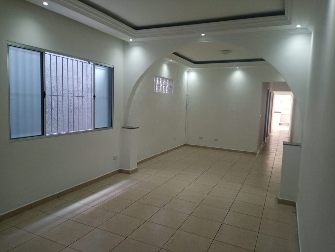 Segundo ambiente da sala, com janela ampla