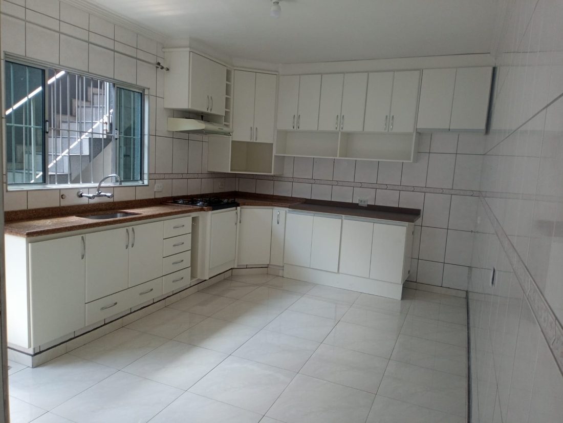 Cozinha com bancada de granito e armários planejados