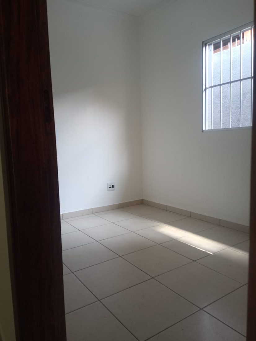 Quarto com janela e piso claro