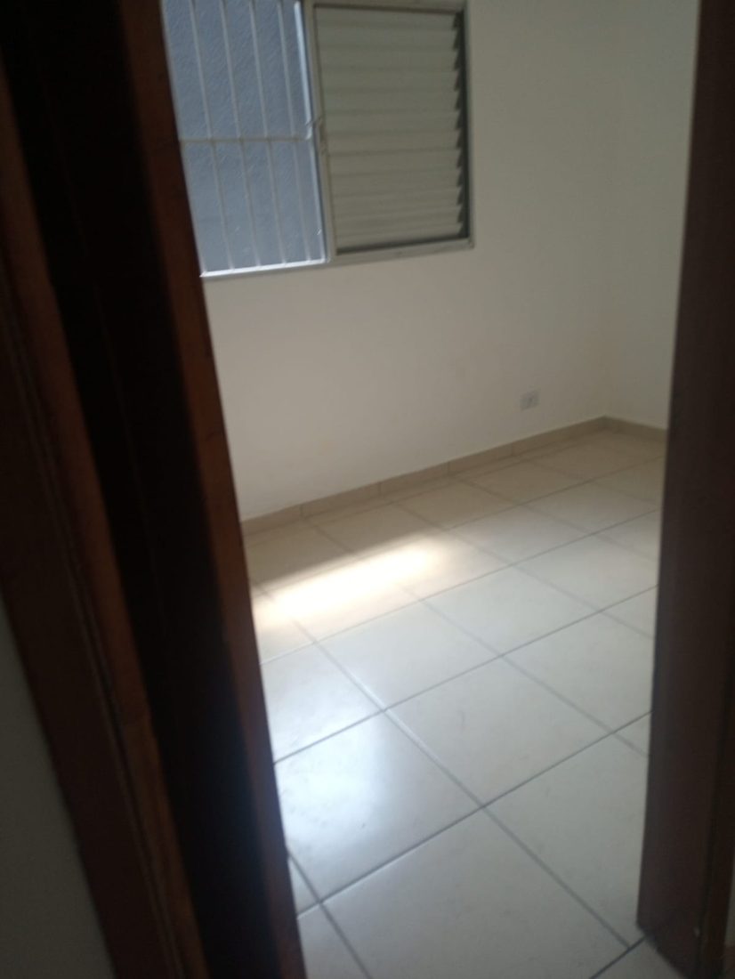 Segundo quarto, com porta de madeira