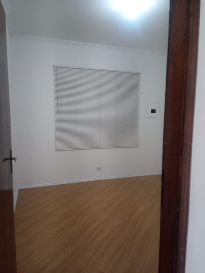 Terceiro quarto, com piso de madeira