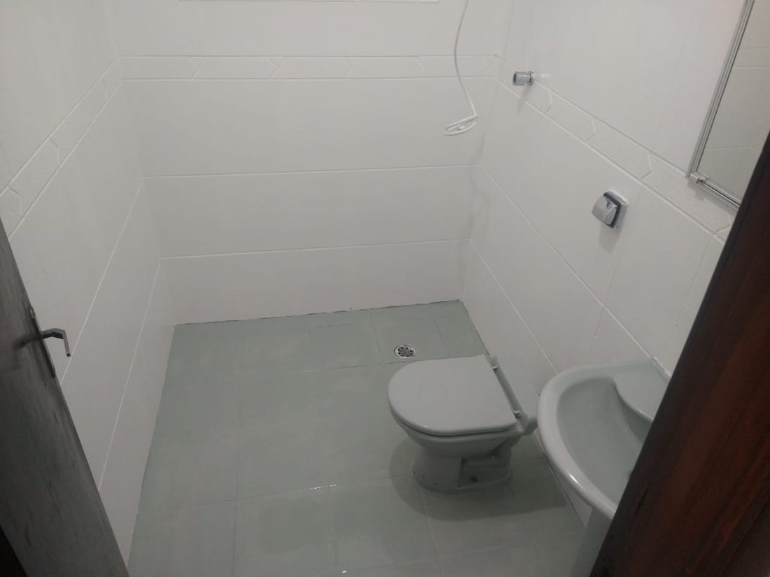 Banheiro com revestimento branco