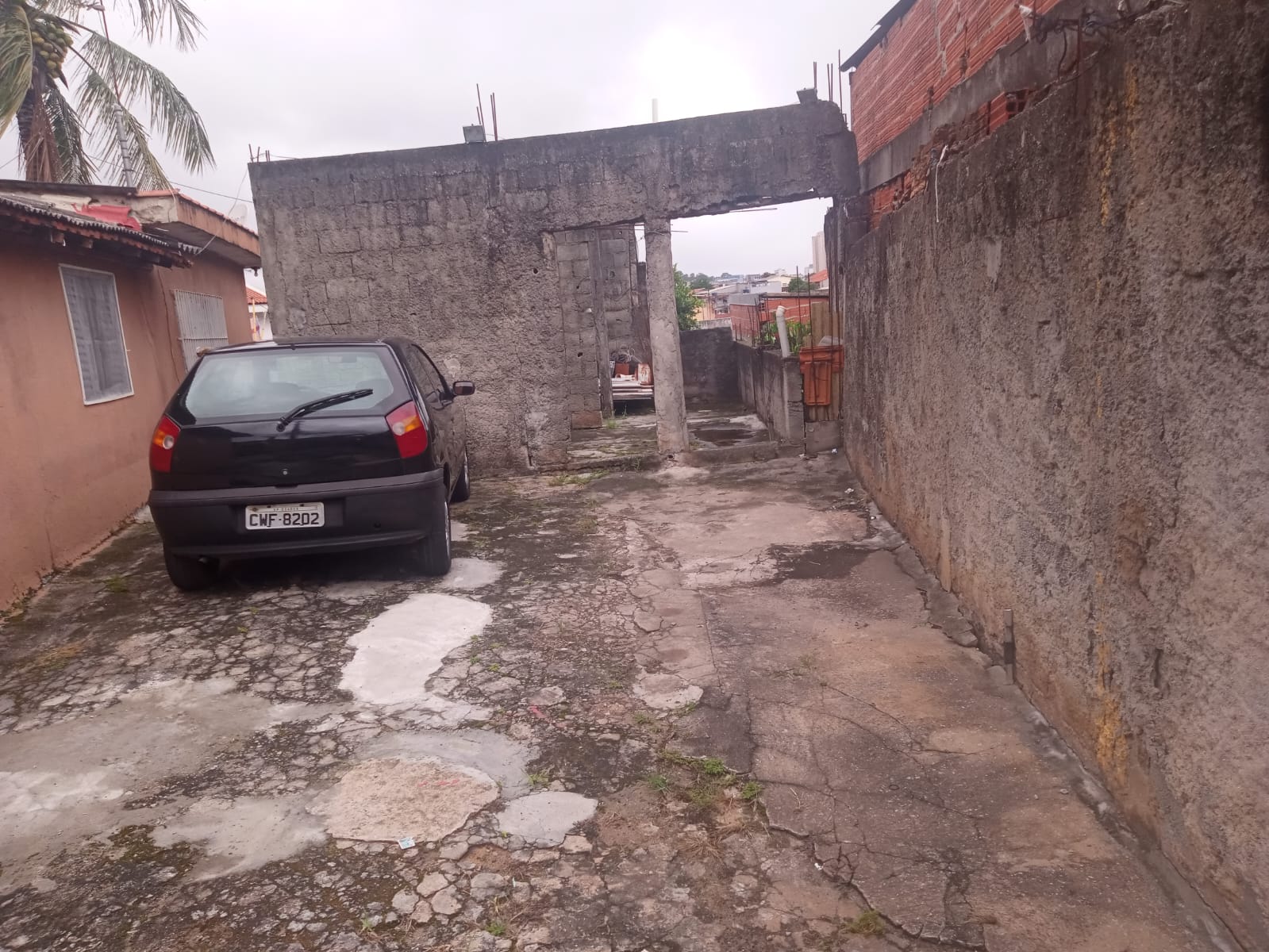 Área externa com construção de concreto e carro