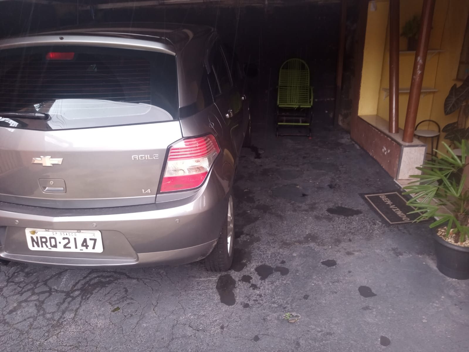 Garagem com carro e piso de entrada Bem-Vindo