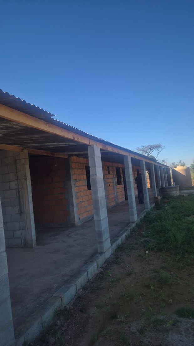Frente da chácara, toda avarandada, com vista para o vale