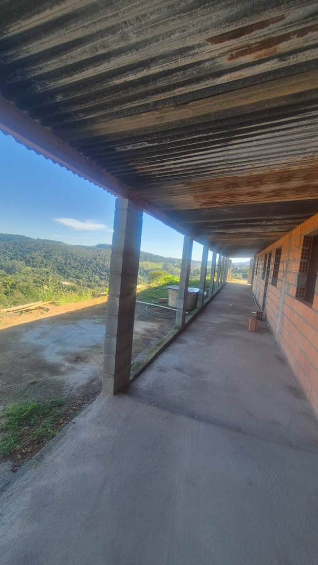 Varanda coberta com vista aberta para as montanhas