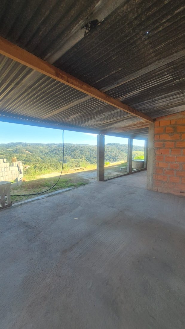 Sala em obra, com abertura ampla para a varanda