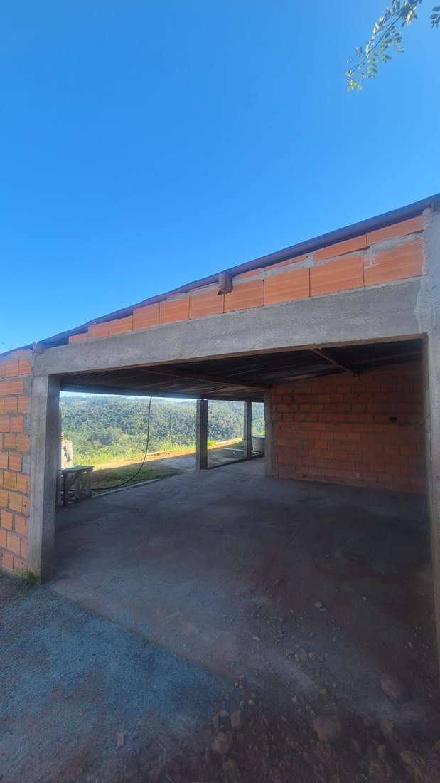 Garagem coberta, com vista para o campo