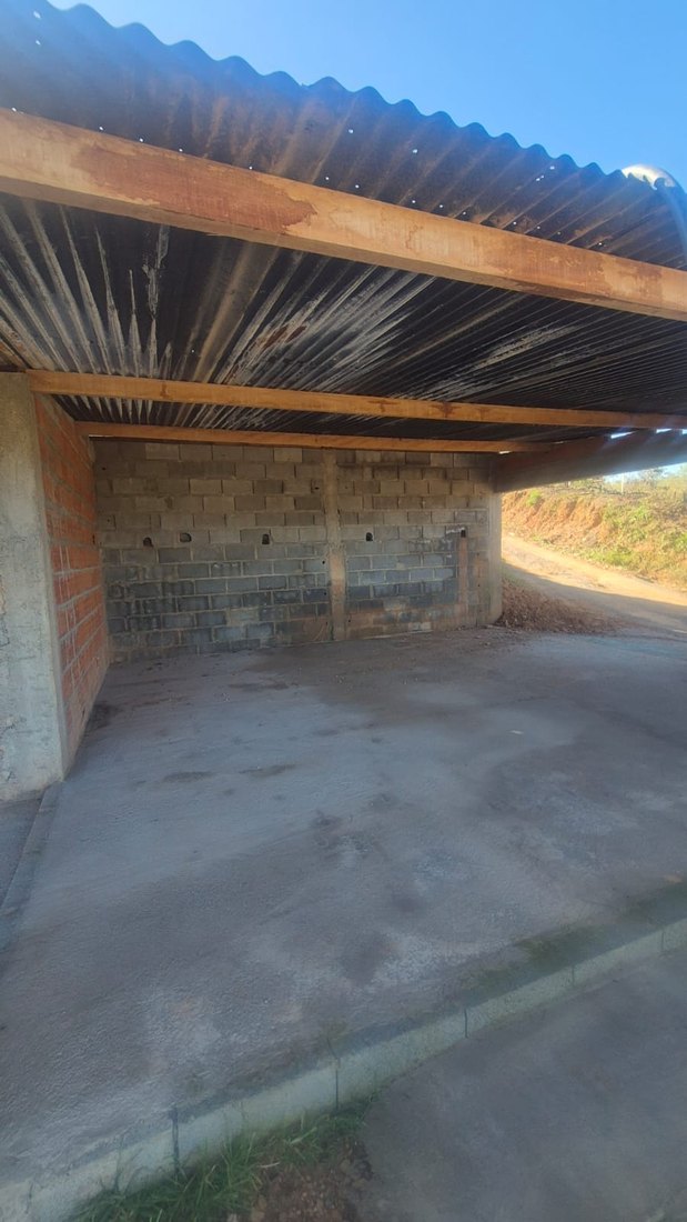Área da garagem vista de dentro, com piso de concreto