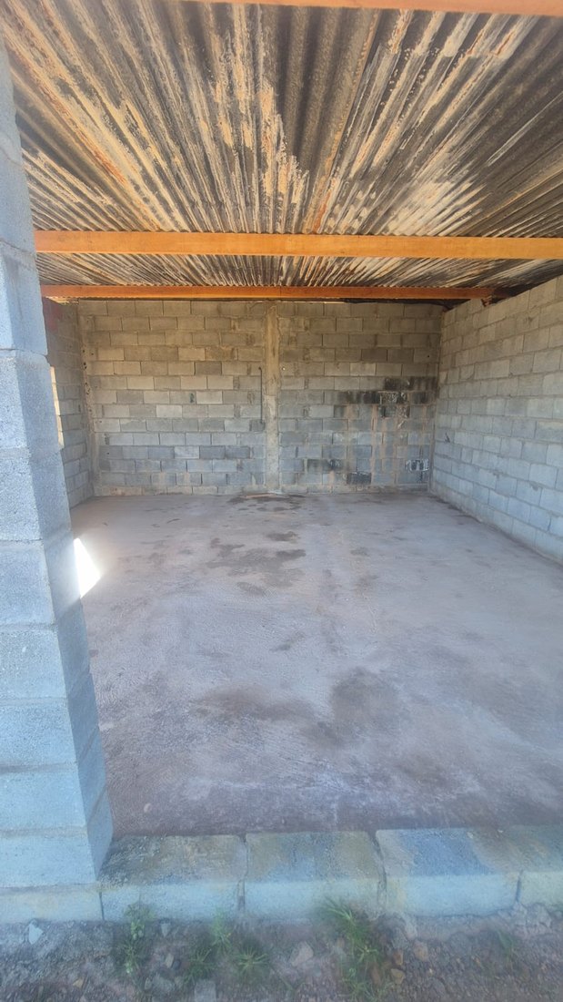Cômodo interno em obra, com paredes de bloco