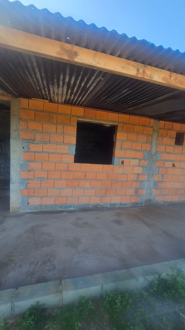 Quarto em obra, com janela voltada para a frente