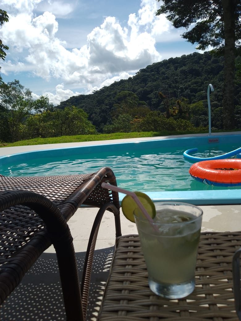 Piscina com vista para a mata e as montanhas