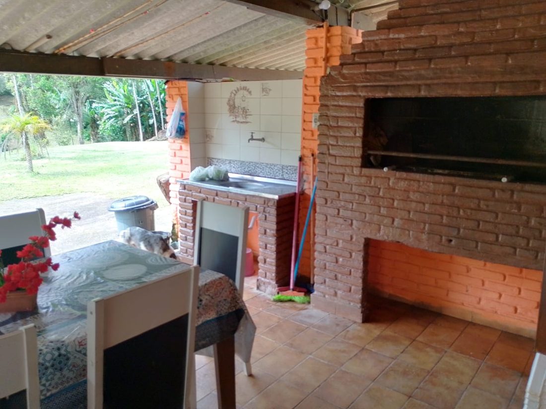 Área gourmet com churrasqueira de tijolo