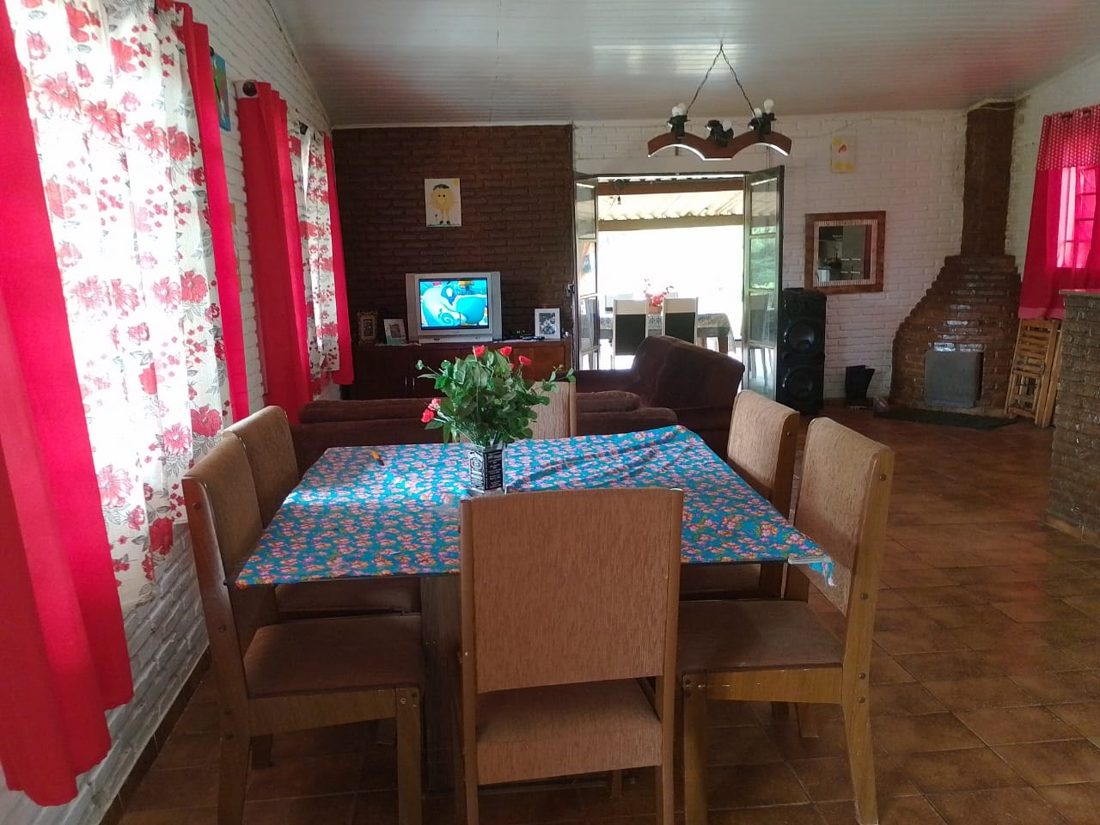 Sala de jantar da casa, com lareira