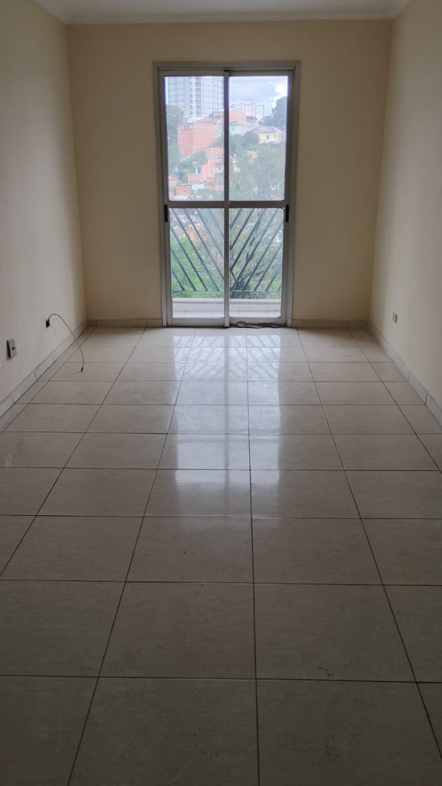 Sala do apartamento, com janela ao fundo