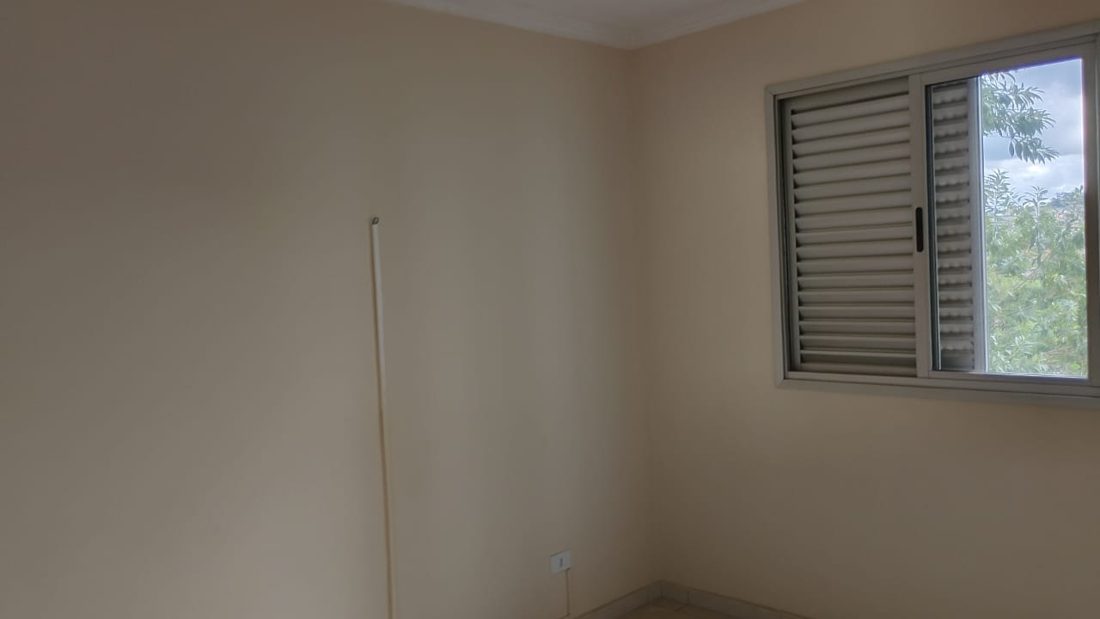 Dormitório com janela ampla