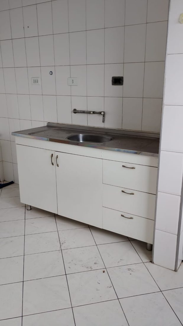 Cozinha com pia e armário