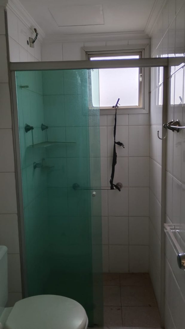 Banheiro com box de vidro