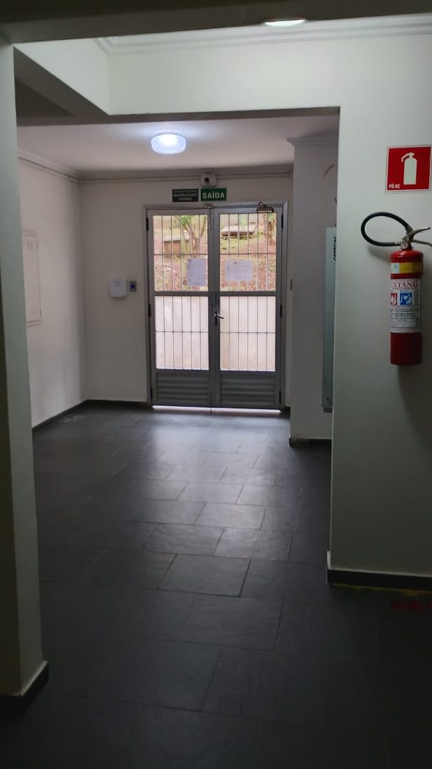 Entrada do prédio, no térreo