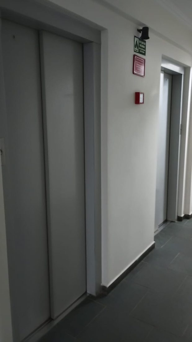 Hall com os dois elevadores