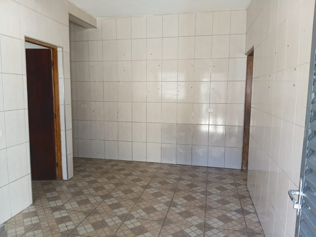 Cômodo com piso de cerâmica e porta de madeira