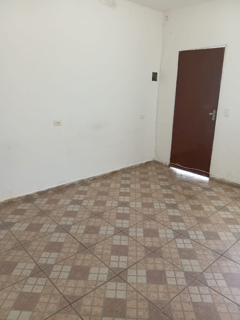 Segundo cômodo, com piso estampado