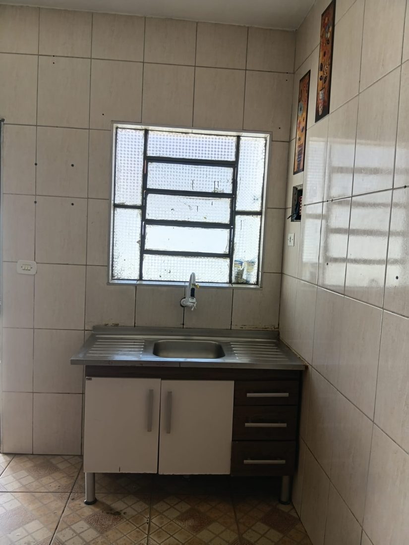 Cozinha com pia e janela