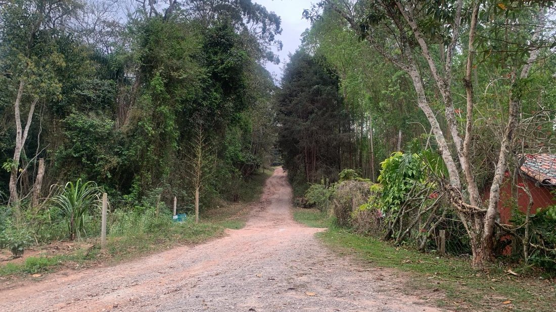Estrada de terra que dá acesso ao terreno